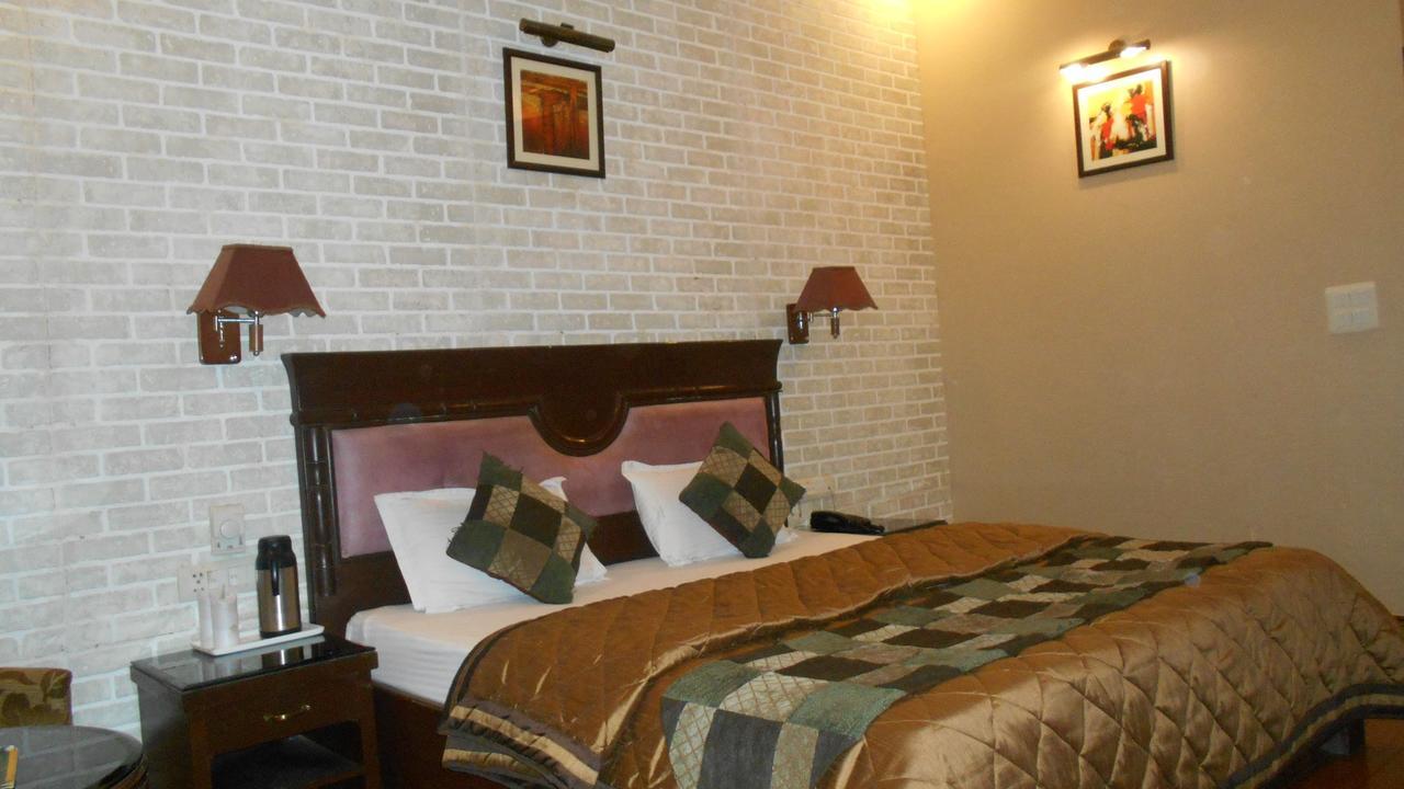 Diplomat Residency Hotel Bareilly Buitenkant foto