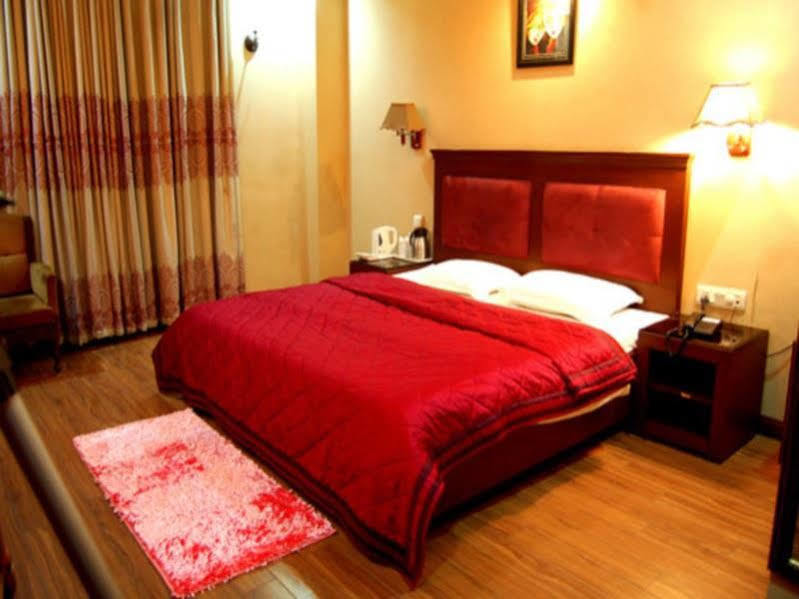 Diplomat Residency Hotel Bareilly Buitenkant foto